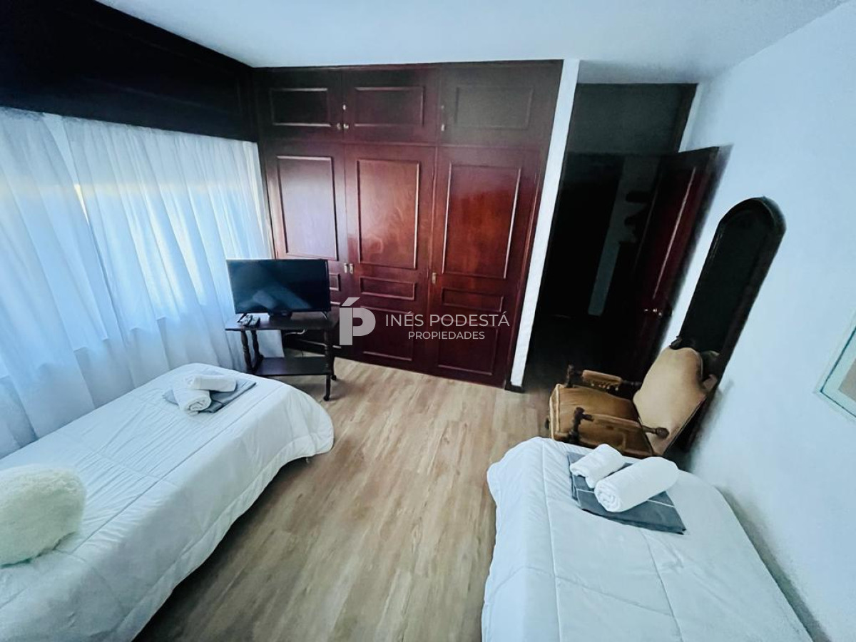 Casa ID.320 - Mansa con 5 dormitorios y dependencia de servicio