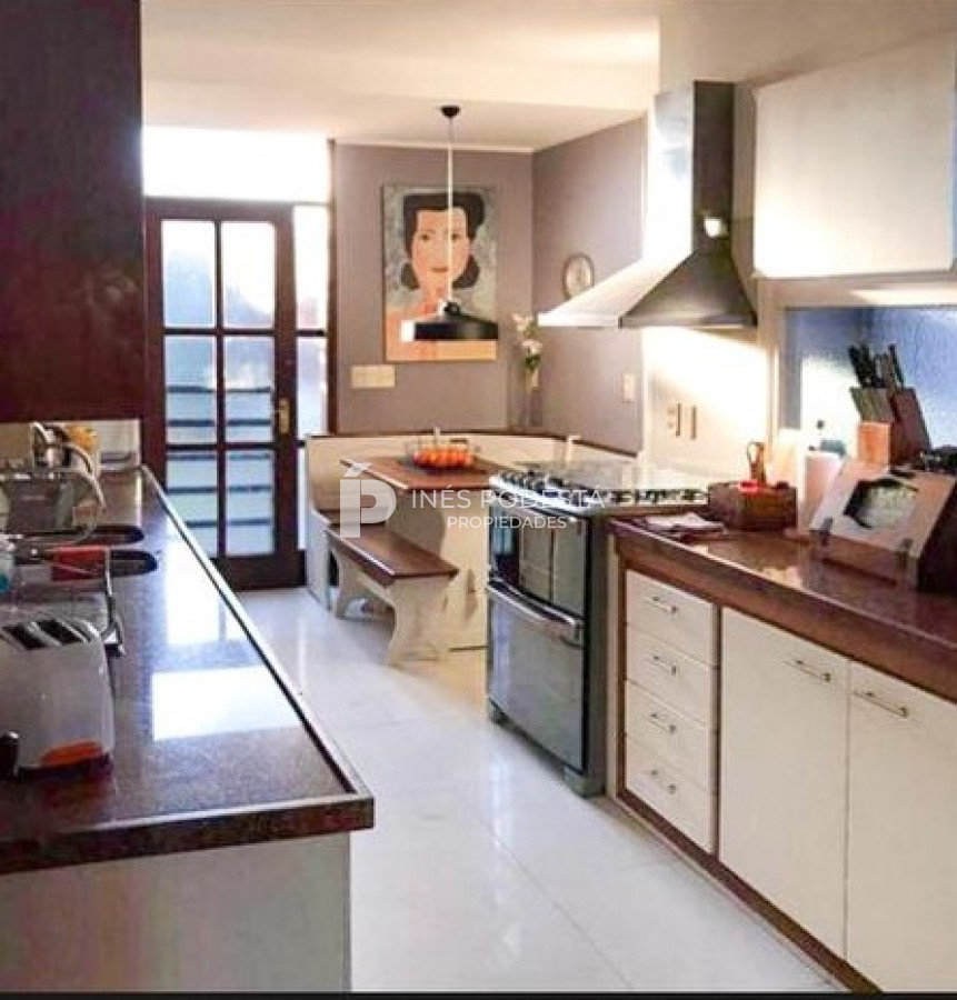 Casa ID.320 - Mansa con 5 dormitorios y dependencia de servicio