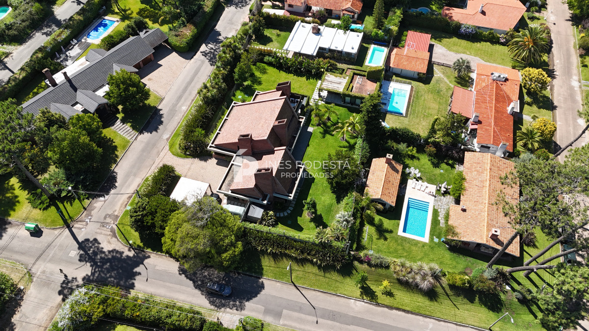 Casa ID.8429 - Venta de Excelente propiedad en el corazón de La Mansa con 4 suites