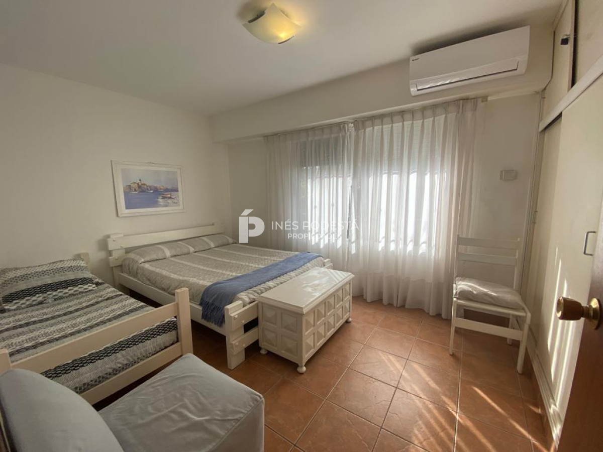 Casa ID.6240 - Alquiler en Mansa  4 dormitorios y dependencia de servicio