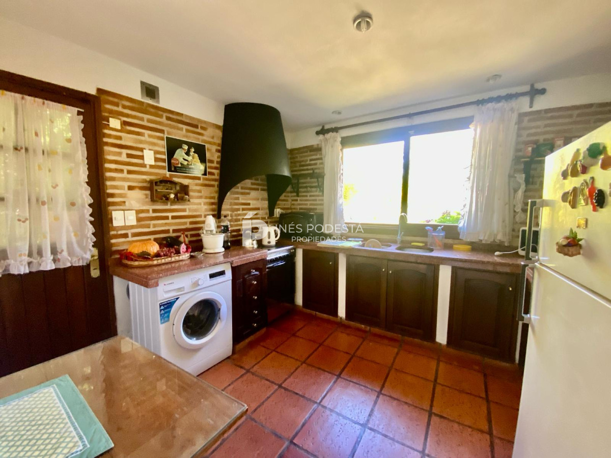 Casa ID.40401 - Venta 3 suites, dependencia de servicio y piscina