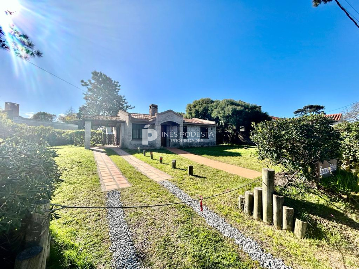 Casa ID.4792 - Alquiler Zona de colegios, 3 dormitorios y 2 baños, jardín cercado