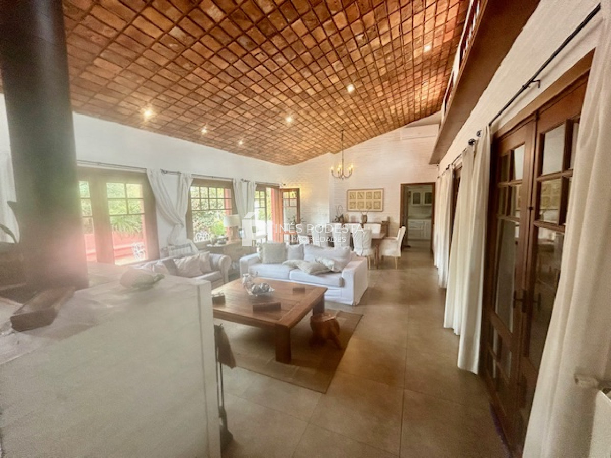 Casa ID.41030 - Venta casa con 4 dormitorios + dependencia de servicio y piscina climatizada