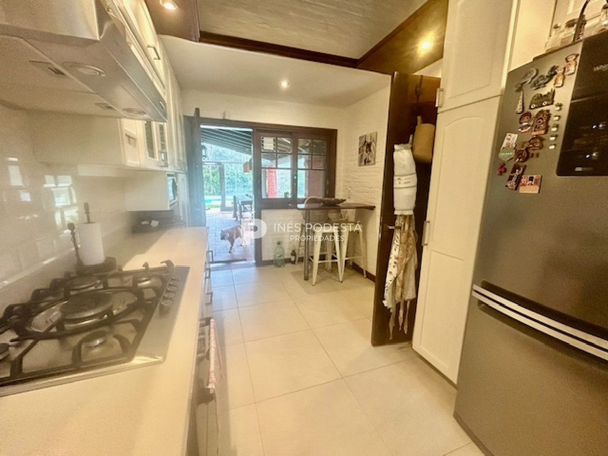 Casa ID.41030 - Venta casa con 4 dormitorios + dependencia de servicio y piscina climatizada