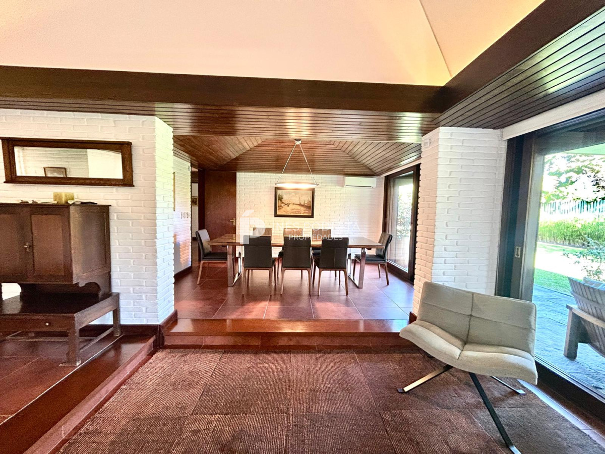 Casa ID.8429 - Venta de Excelente propiedad en el corazón de La Mansa con 4 suites