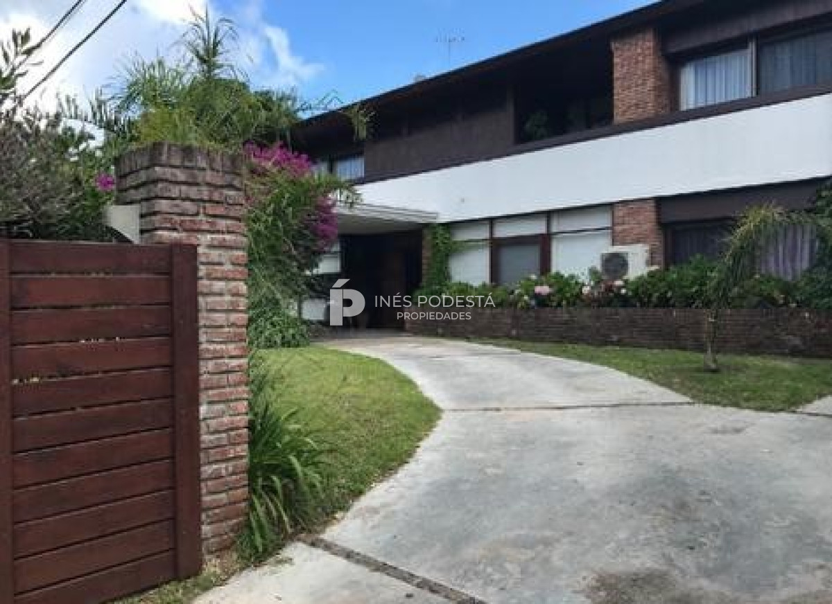 Casa ID.320 - Mansa con 5 dormitorios y dependencia de servicio