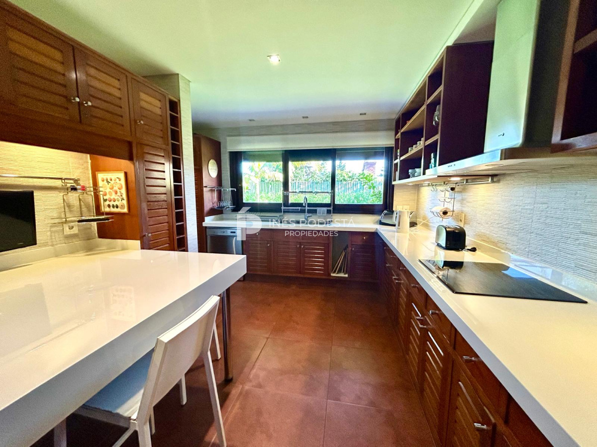 Casa ID.8429 - Venta de Excelente propiedad en el corazón de La Mansa con 4 suites