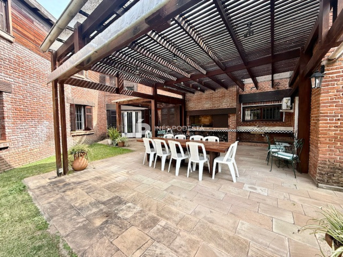 Casa ID.41747 - Venta 7 dormitorios, 8 baños  más dependencias de servicio