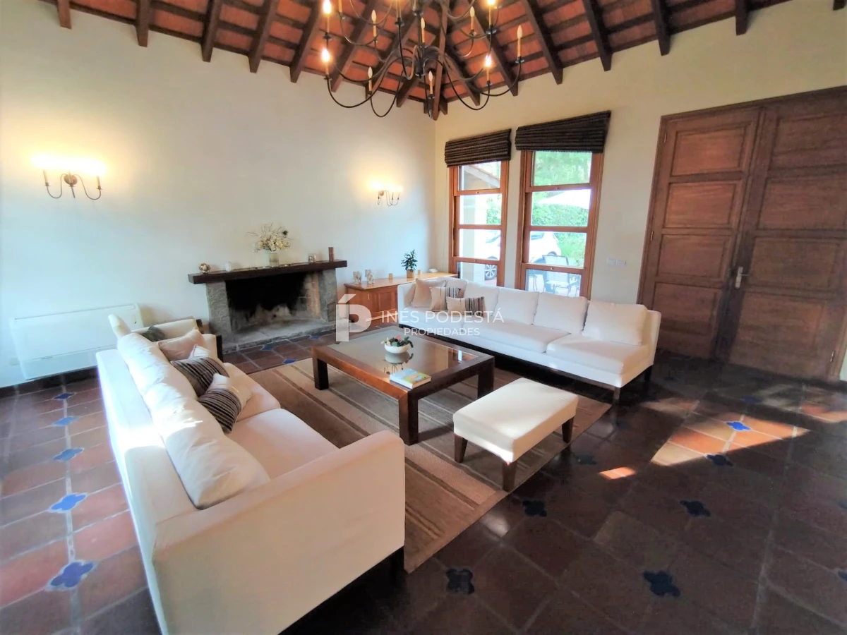 Casa ID.246 - Venta en  San Rafael 4 dormitorios  con piscina