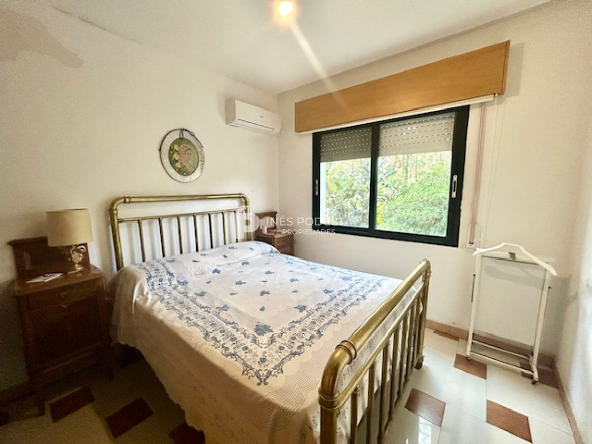 Casa ID.8011 - Venta con 4 dormitorios y dependencia de servicio