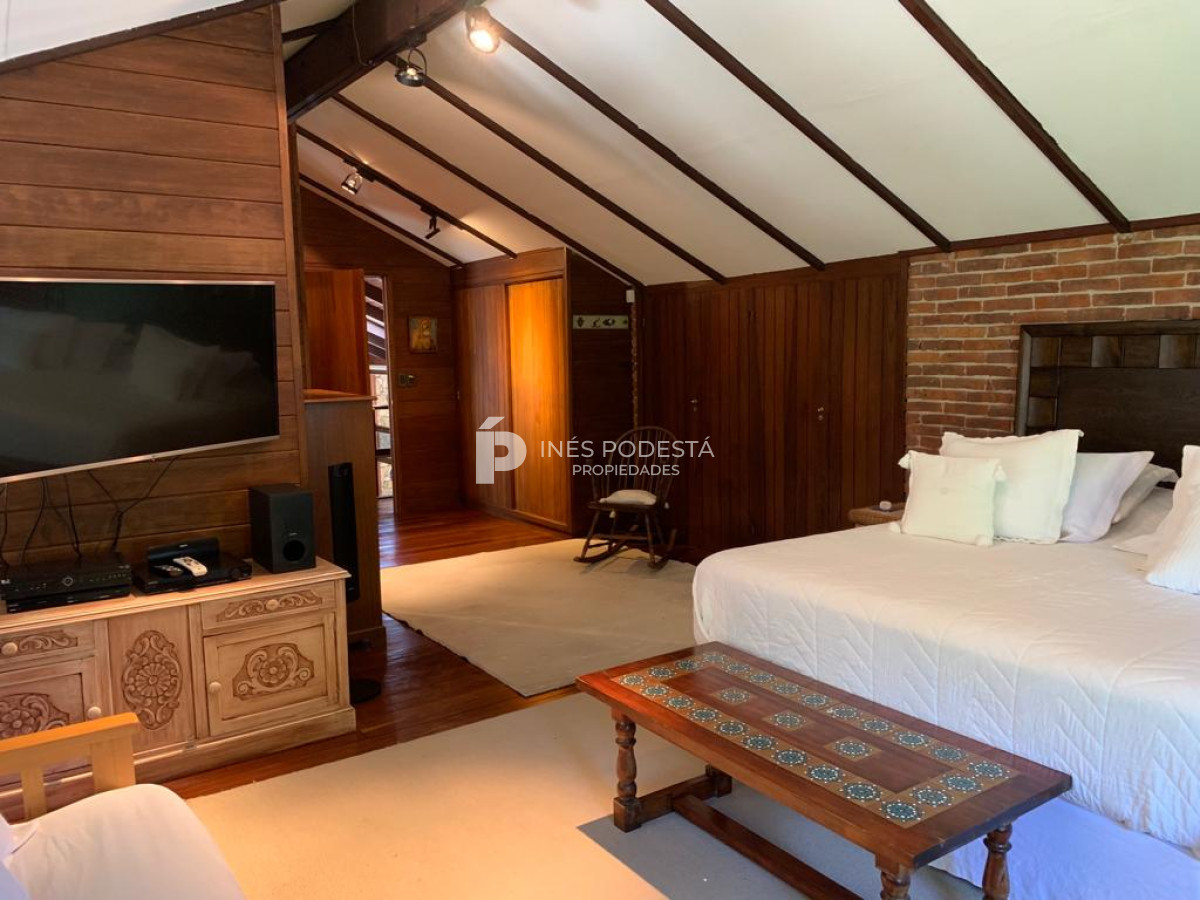 Casa ID.830 - Venta en Mansa 4 dormitorios y dependencia de servicio
