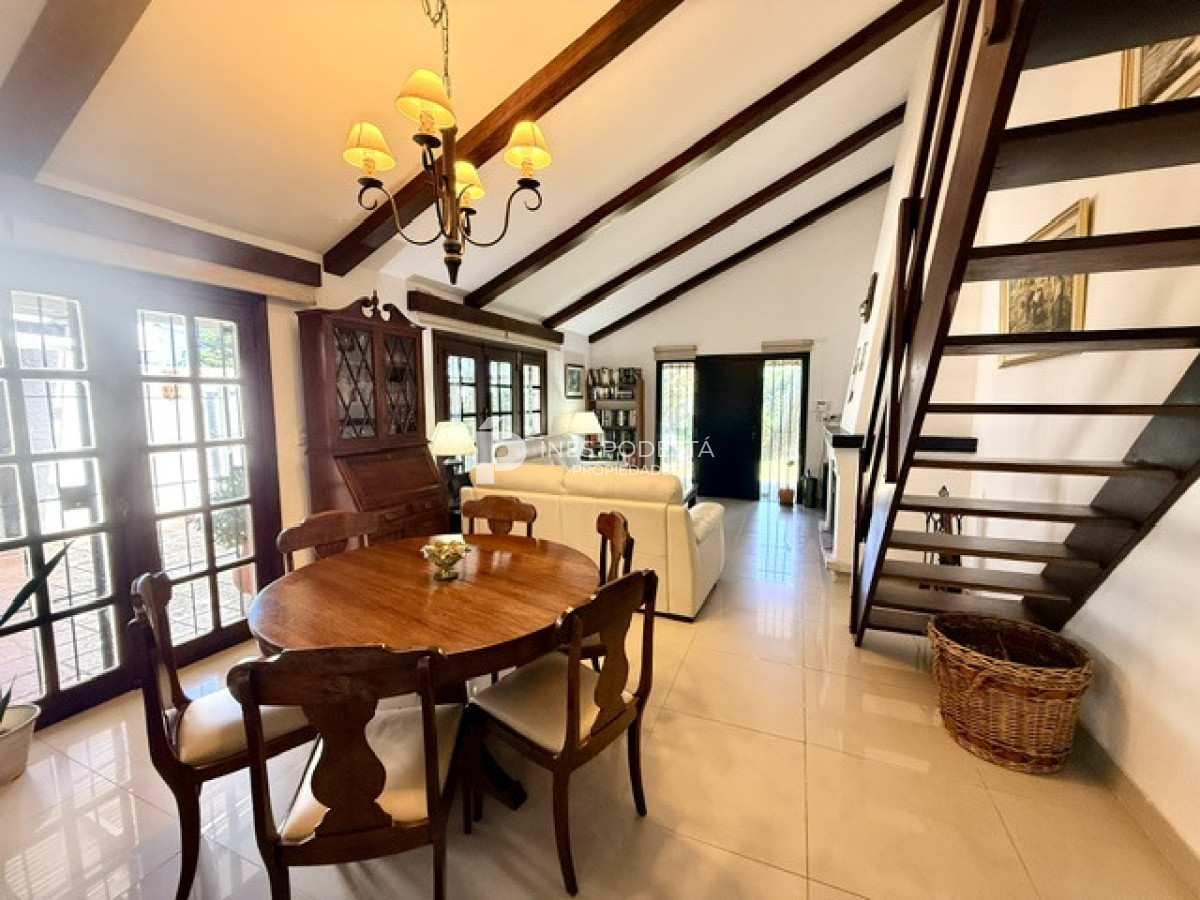 Casa ID.230 - Venta casa con 3 dormitorios y medio con piscina