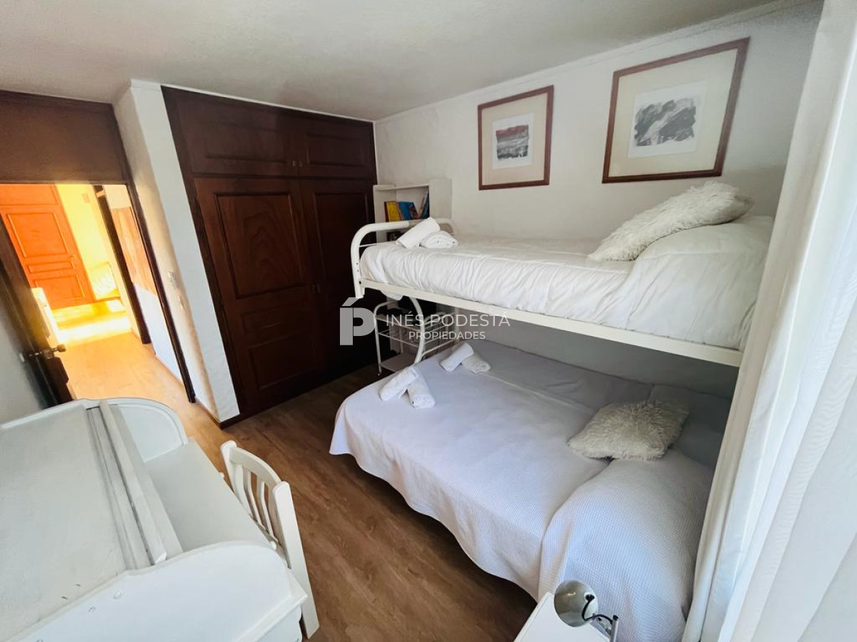 Casa ID.320 - Mansa con 5 dormitorios y dependencia de servicio
