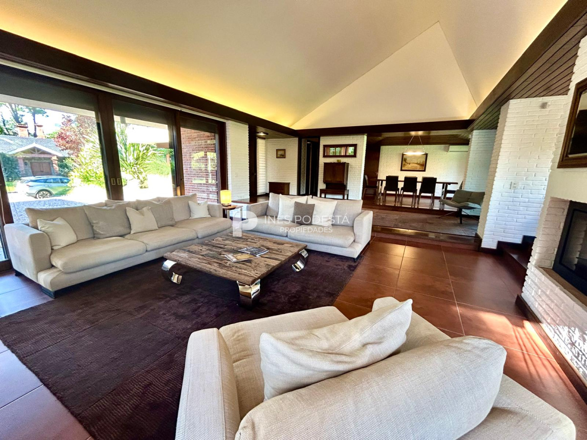 Casa ID.8429 - Venta de Excelente propiedad en el corazón de La Mansa con 4 suites