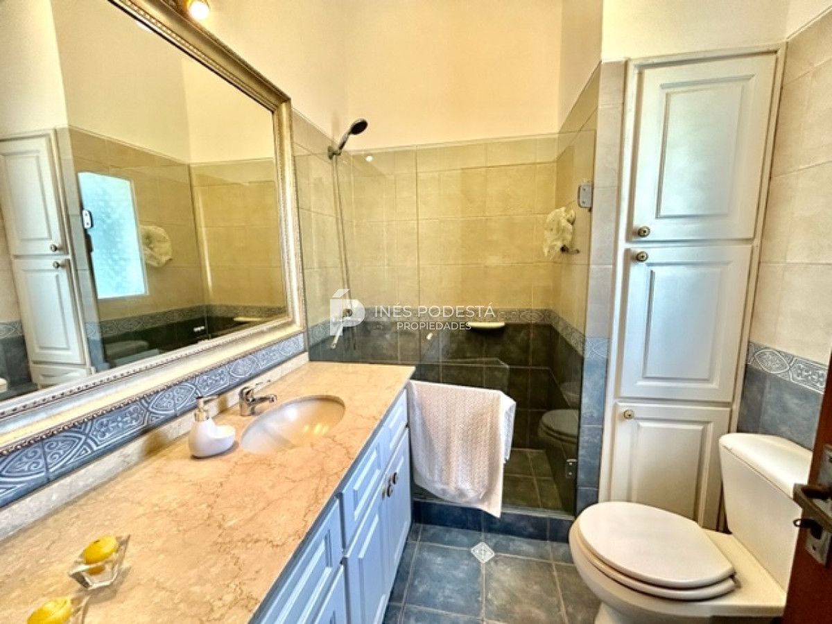 Casa ID.916 - Mansa, excelente ubicación con 4 dormitorios y 3 baños