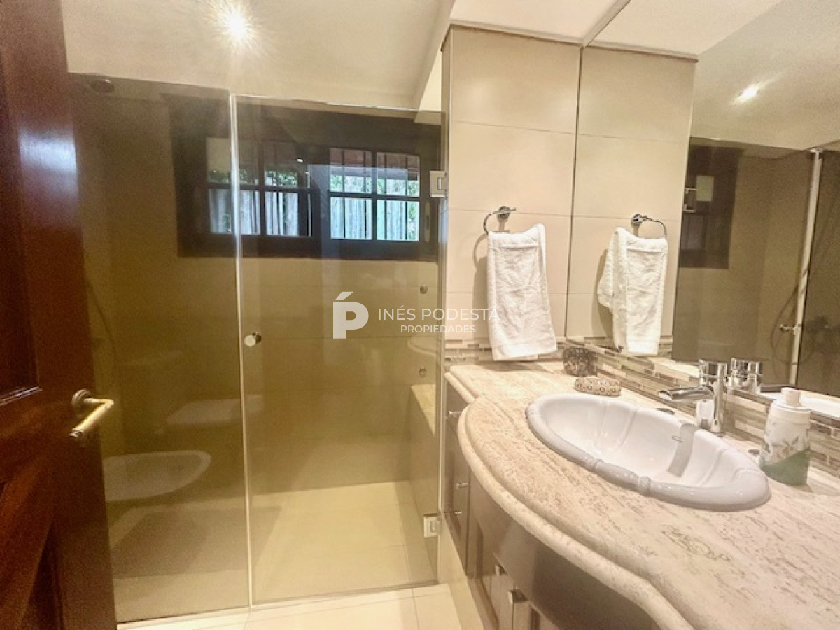 Casa ID.41030 - Venta casa con 4 dormitorios + dependencia de servicio y piscina climatizada
