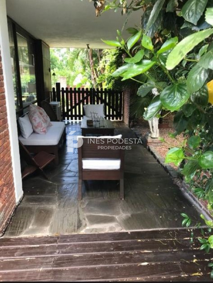 Casa ID.320 - Mansa con 5 dormitorios y dependencia de servicio