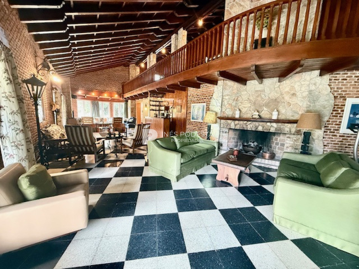 Casa ID.41747 - Venta 7 dormitorios, 8 baños  más dependencias de servicio
