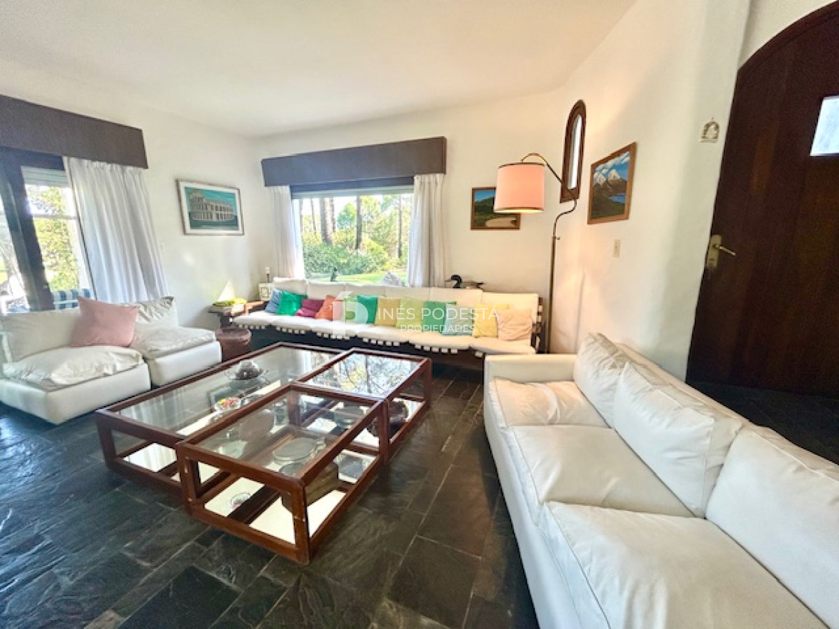 Casa ID.8011 - Venta con 4 dormitorios y dependencia de servicio