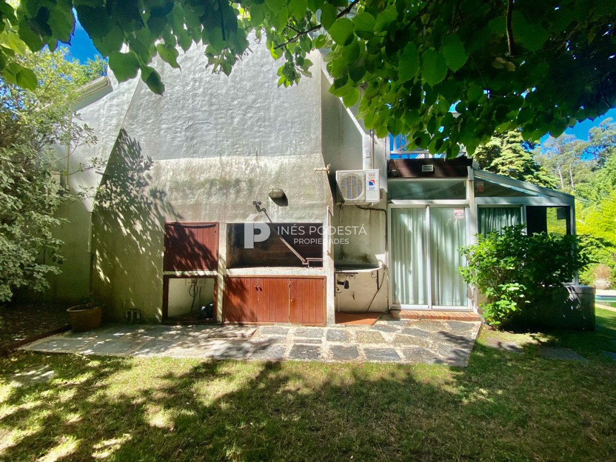 Casa ID.40401 - Venta 3 suites, dependencia de servicio y piscina