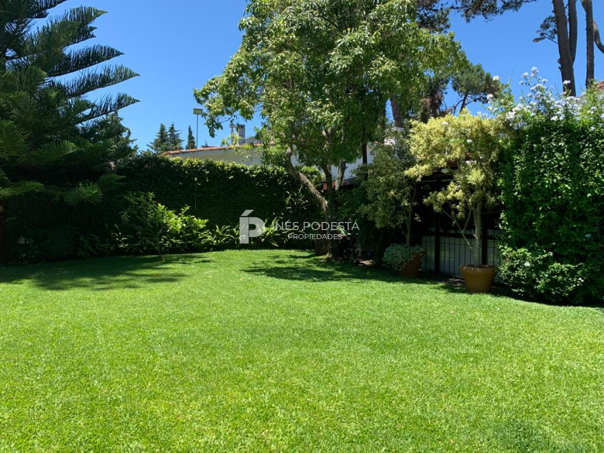 Casa ID.830 - Venta en Mansa 4 dormitorios y dependencia de servicio