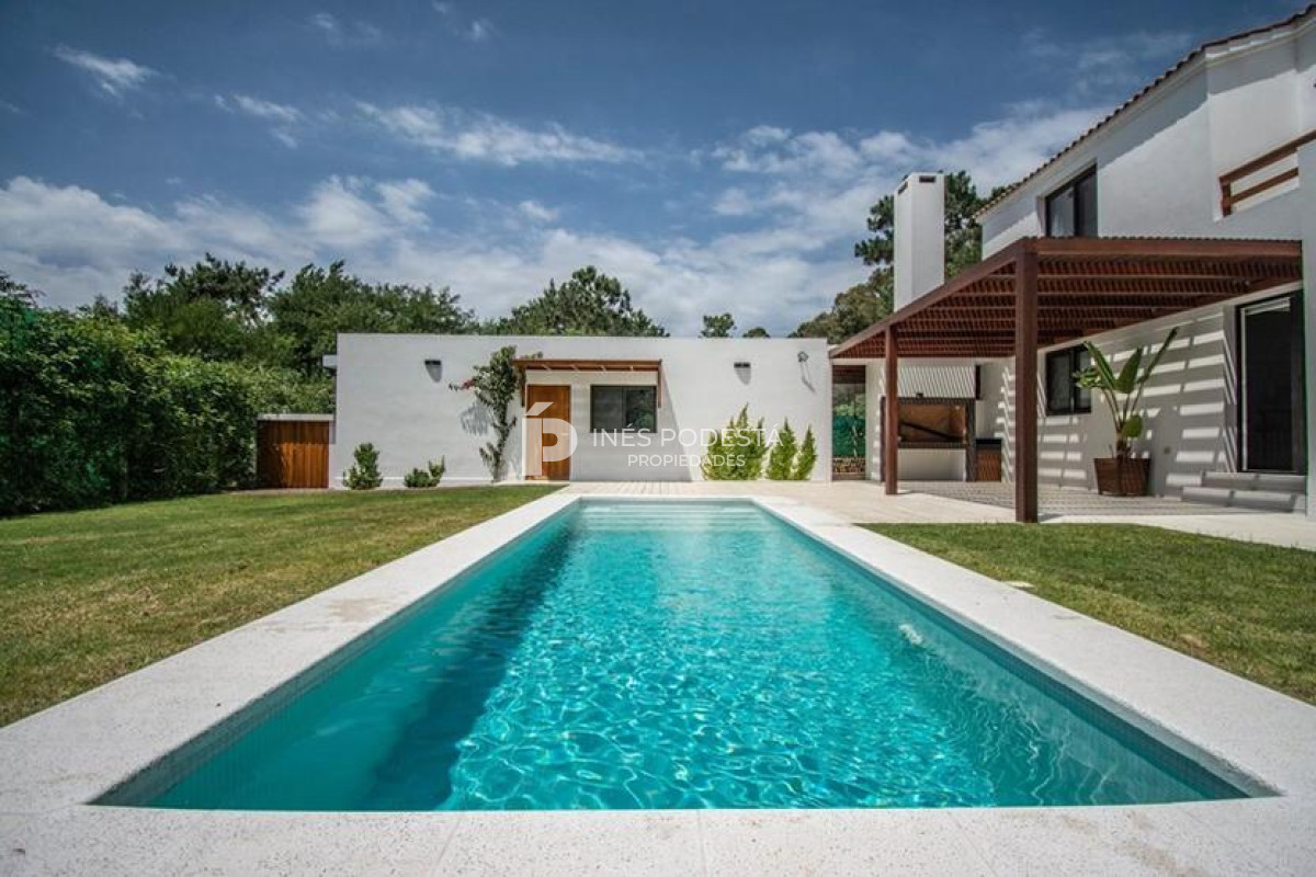 Casa ID.8678 - Alquiler 4 dormitorios y dependencia de servicio con piscina