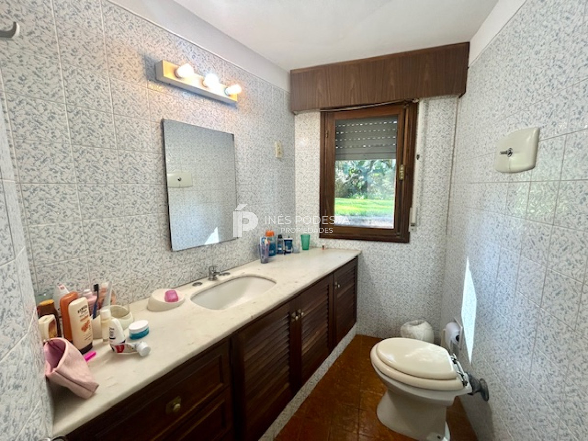 Casa ID.8011 - Venta con 4 dormitorios y dependencia de servicio