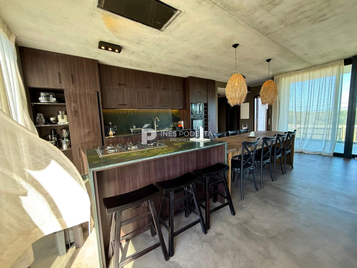Casa ID.41914 - Venta propiedad moderna con 2 suites y dependencia de servicio