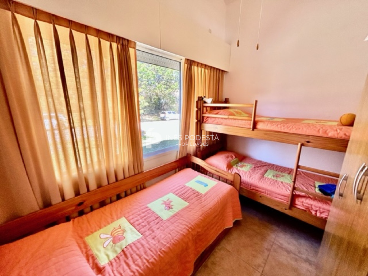 Casa ID.916 - Mansa, excelente ubicación con 4 dormitorios y 3 baños