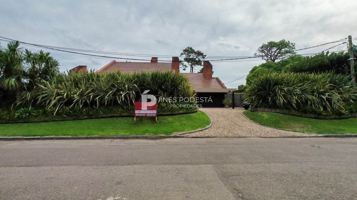 Casa ID.8429 - Venta de Excelente propiedad en el corazón de La Mansa con 4 suites