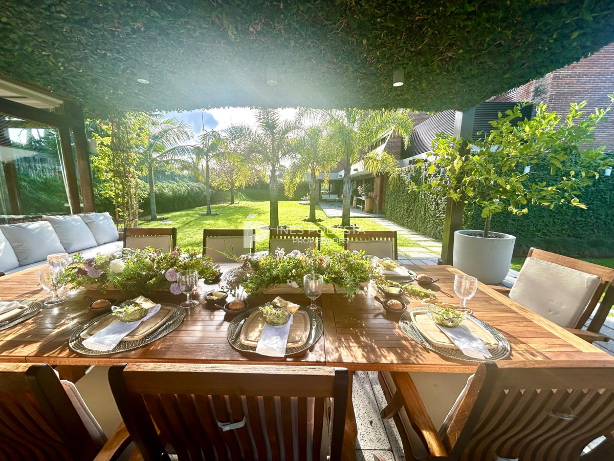 Casa ID.8429 - Venta de Excelente propiedad en el corazón de La Mansa con 4 suites