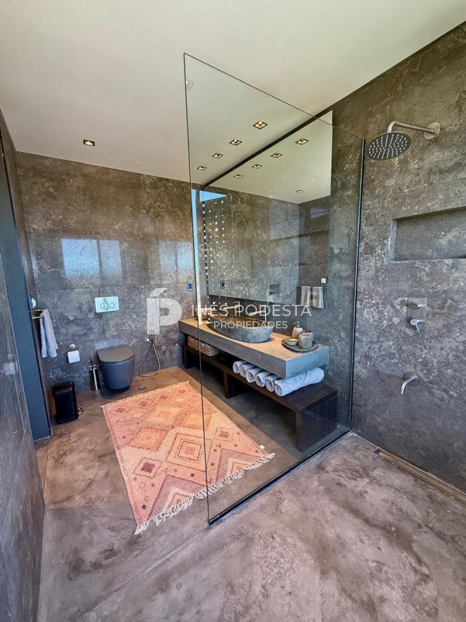 Casa ID.41914 - Venta propiedad moderna con 2 suites y dependencia de servicio