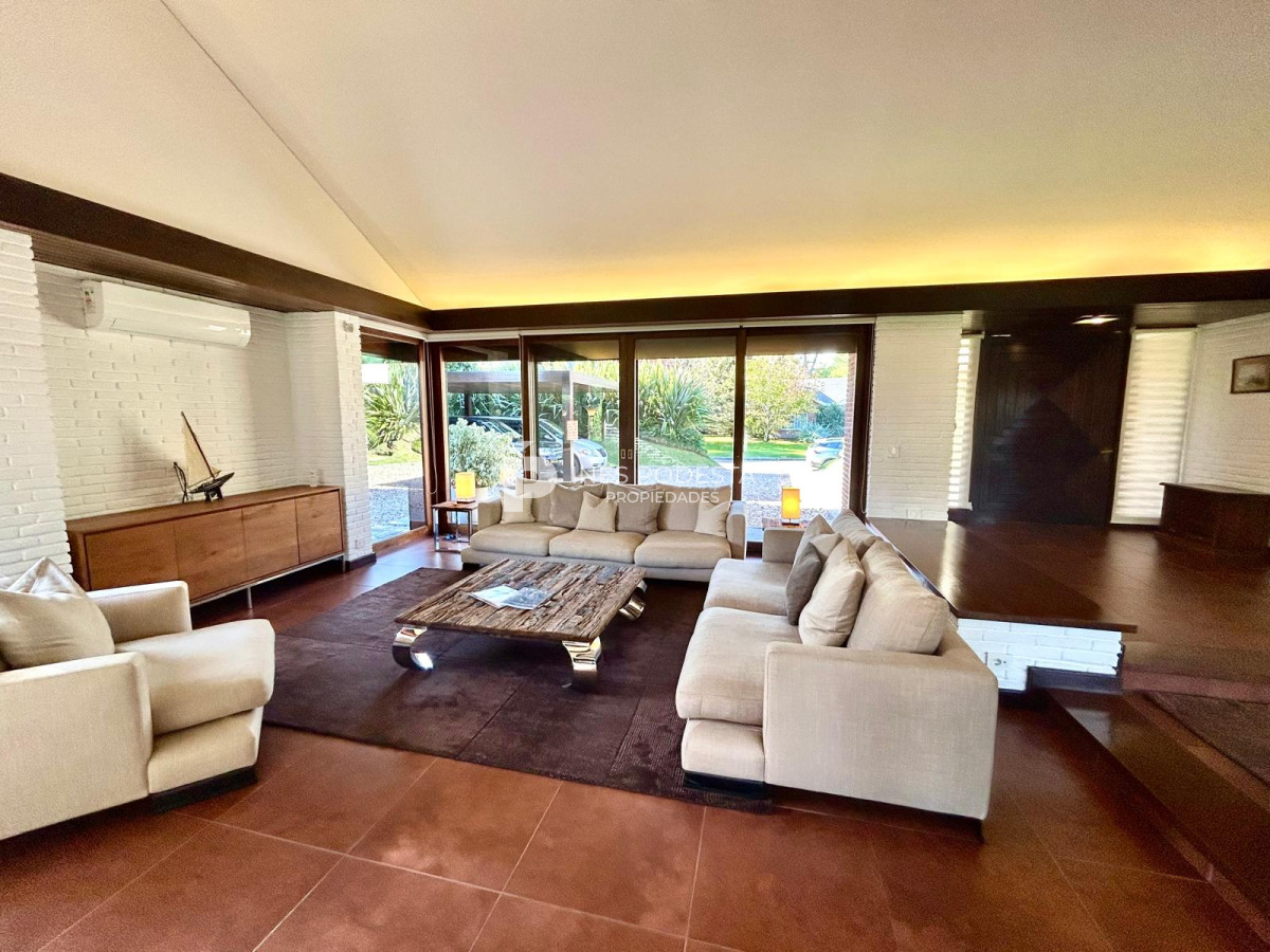 Casa ID.8429 - Venta de Excelente propiedad en el corazón de La Mansa con 4 suites
