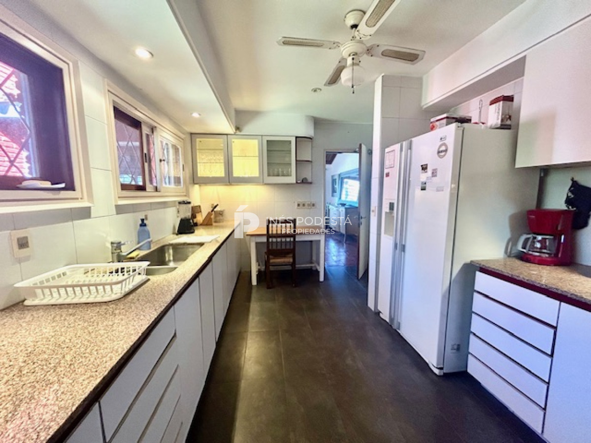 Casa ID.4899 - Venta casa en mansa 4 dormitorios y dependencia de servicio,  piscina