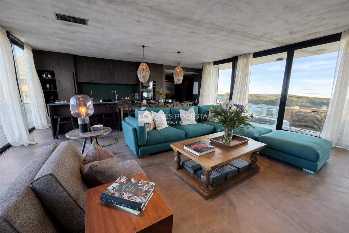 Casa ID.41914 - Venta propiedad moderna con 2 suites y dependencia de servicio