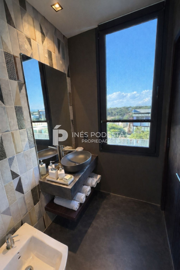 Casa ID.41914 - Venta propiedad moderna con 2 suites y dependencia de servicio