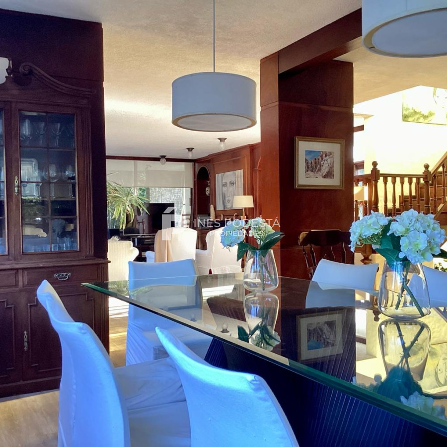 Casa ID.320 - Mansa con 5 dormitorios y dependencia de servicio
