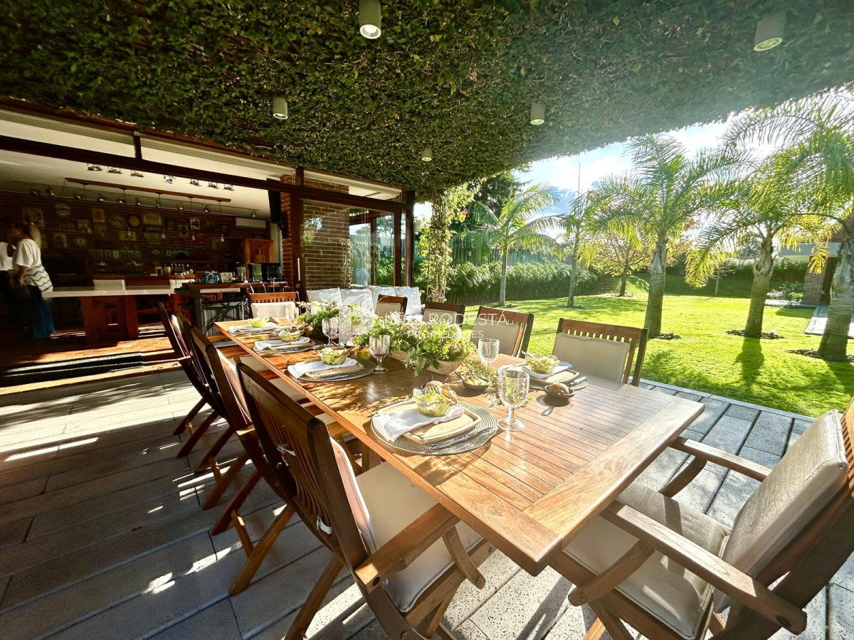 Casa ID.8429 - Venta de Excelente propiedad en el corazón de La Mansa con 4 suites