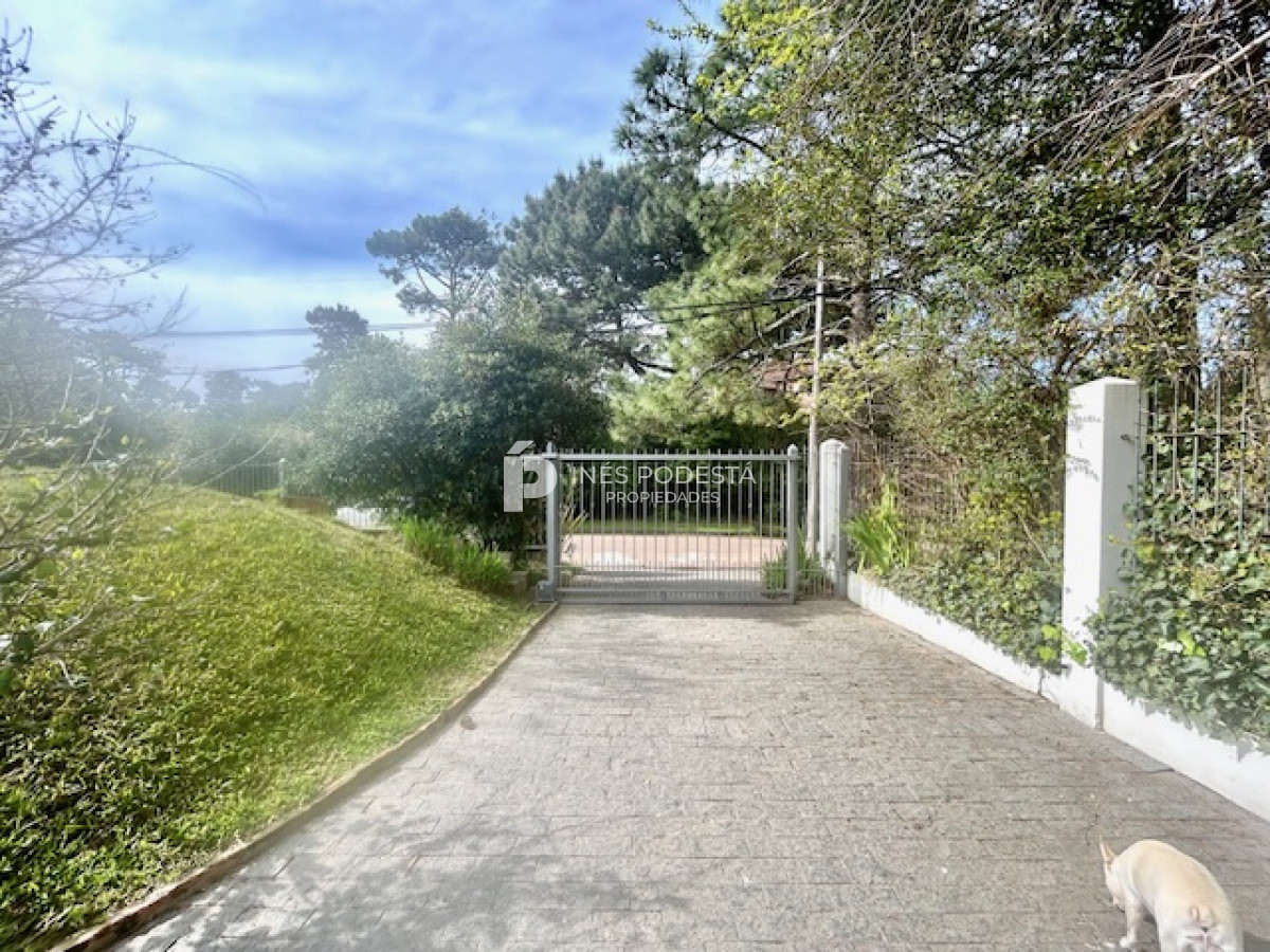 Casa ID.41030 - Venta casa con 4 dormitorios + dependencia de servicio y piscina climatizada