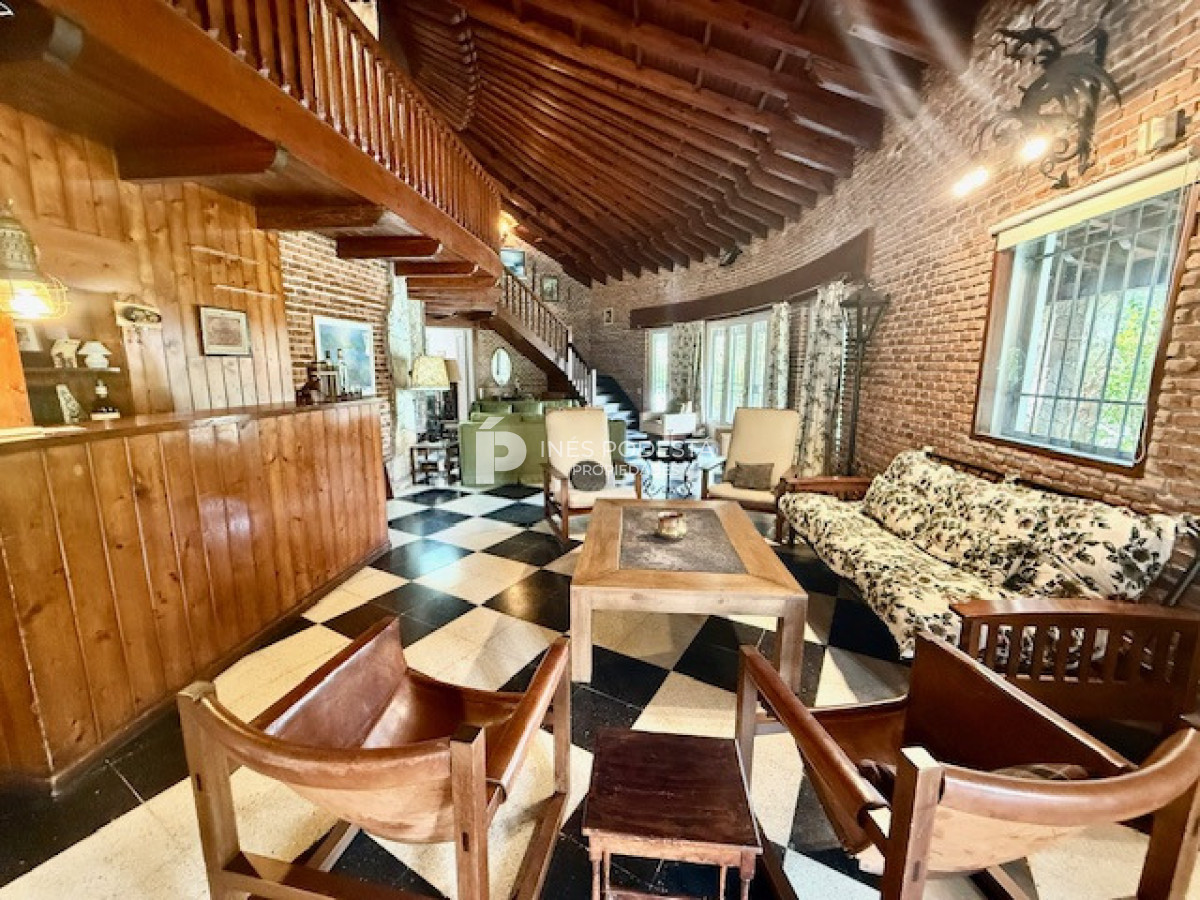 Casa ID.41747 - Venta 7 dormitorios, 8 baños  más dependencias de servicio