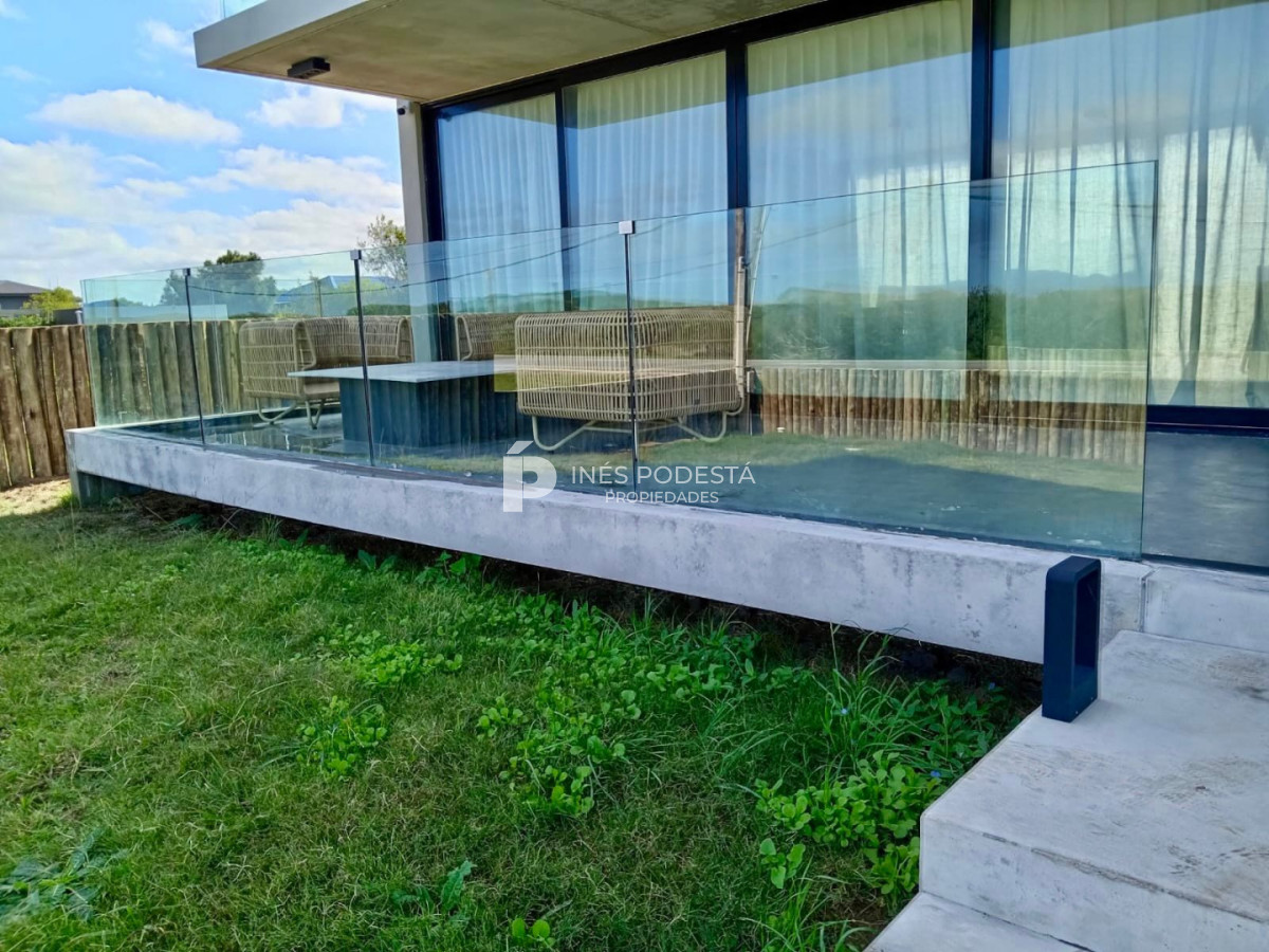 Casa ID.41914 - Venta propiedad moderna con 2 suites y dependencia de servicio