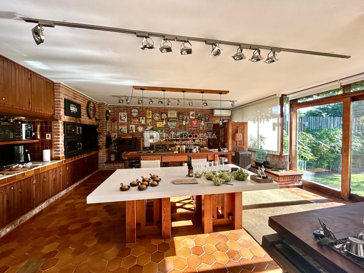 Casa ID.8429 - Venta de Excelente propiedad en el corazón de La Mansa con 4 suites