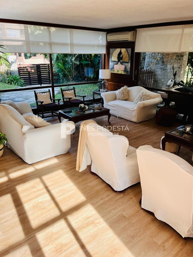 Casa ID.320 - Mansa con 5 dormitorios y dependencia de servicio