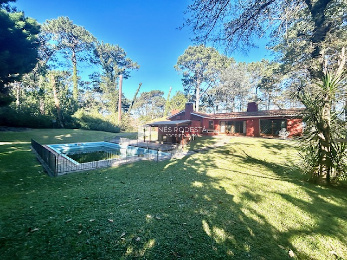 Casa ID.4899 - Venta casa en mansa 4 dormitorios y dependencia de servicio,  piscina