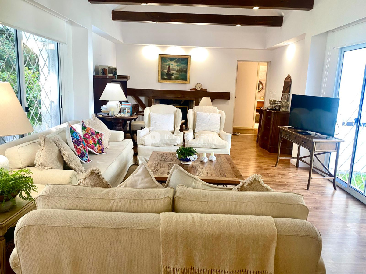 Casa ID.1973 - Venta en Cantegril 4 dormitorios y dependencia de servicio