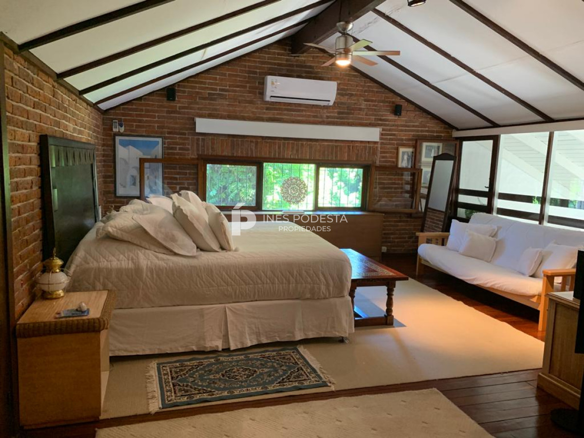 Casa ID.830 - Venta en Mansa 4 dormitorios y dependencia de servicio