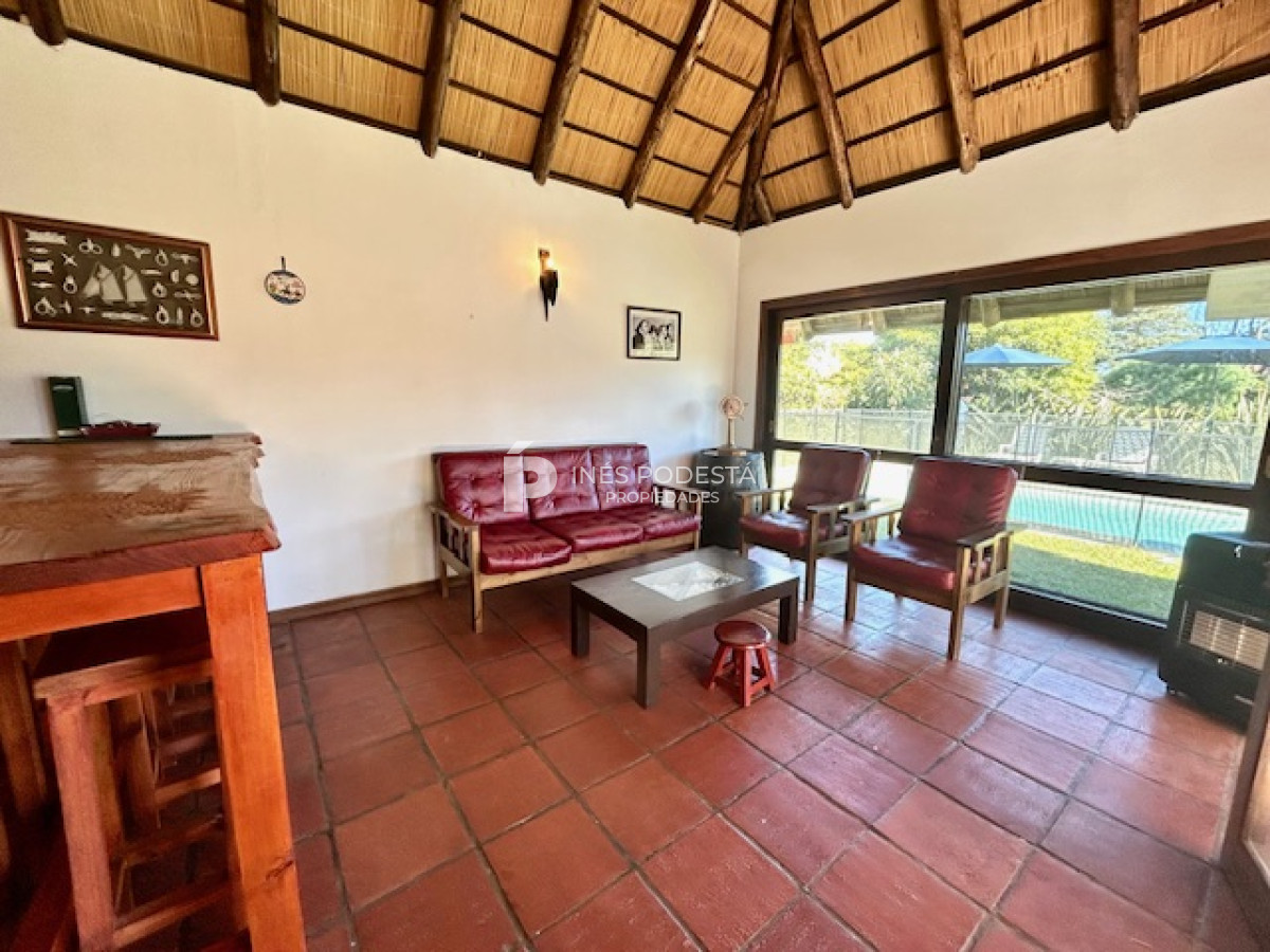 Casa ID.41694 - Alquiler mansa 3 dormitorios y dependencia de servicio con pisicna
