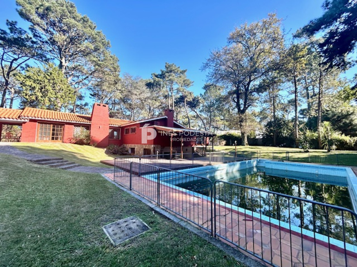 Casa ID.4899 - Venta casa en mansa 4 dormitorios y dependencia de servicio,  piscina