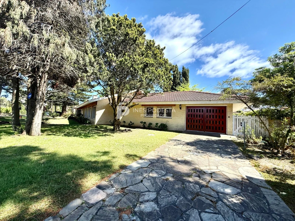 Casa ID.41758 - Venta casa 4 dormitorios y dependencia de servicio