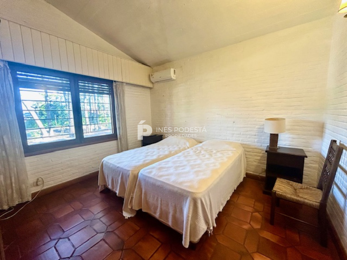 Casa ID.4899 - Venta casa en mansa 4 dormitorios y dependencia de servicio,  piscina